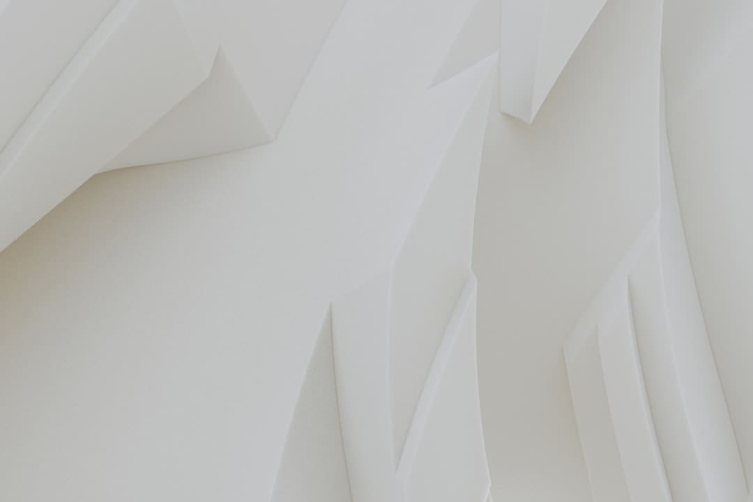 盯着拾荒老人不放，是怜悯？还是想遮羞？
